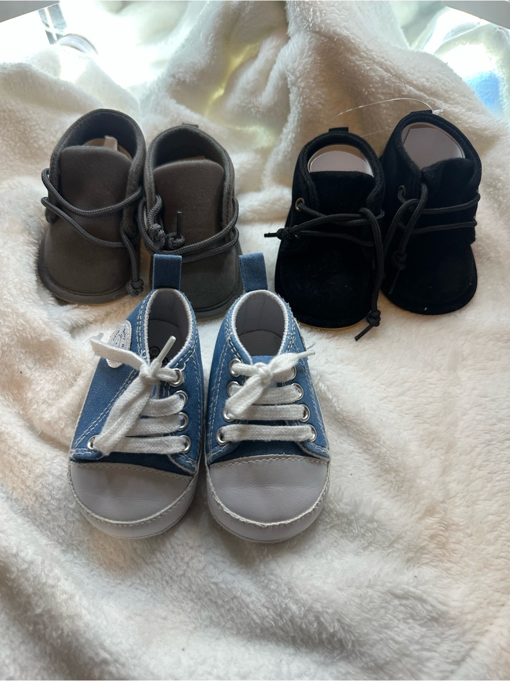 Three pair of infant shoes - Picture 1 of 1